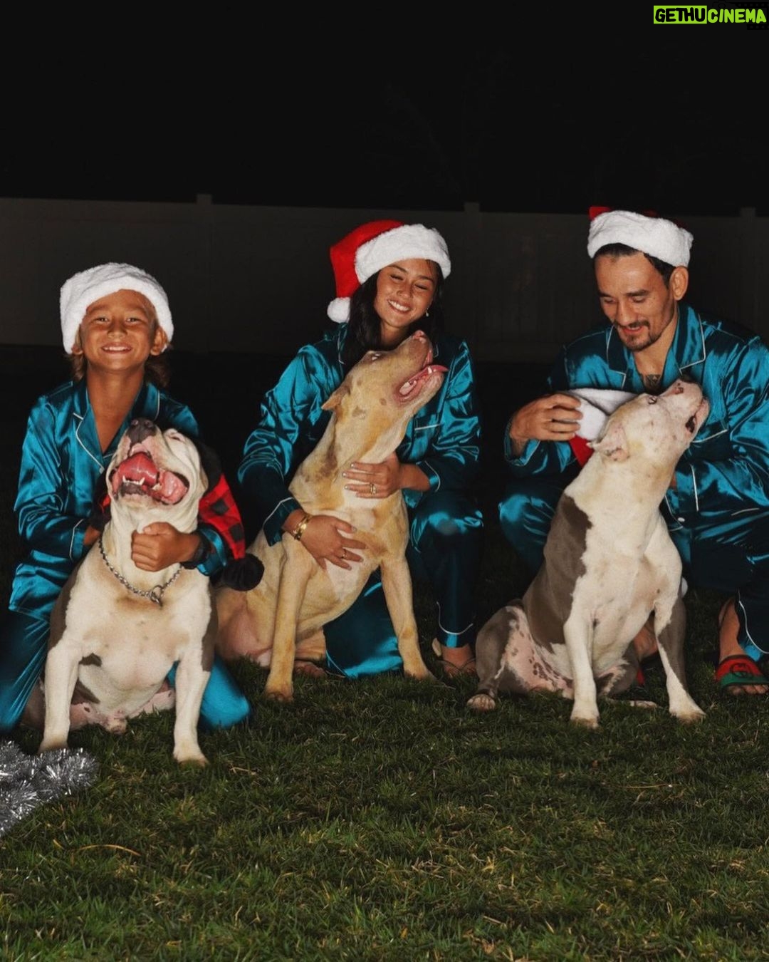 Max Holloway Instagram - Merry Christmas from The Holloways 🎄