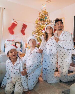 Max Holloway Instagram - Merry Christmas from the Holloways 🎄