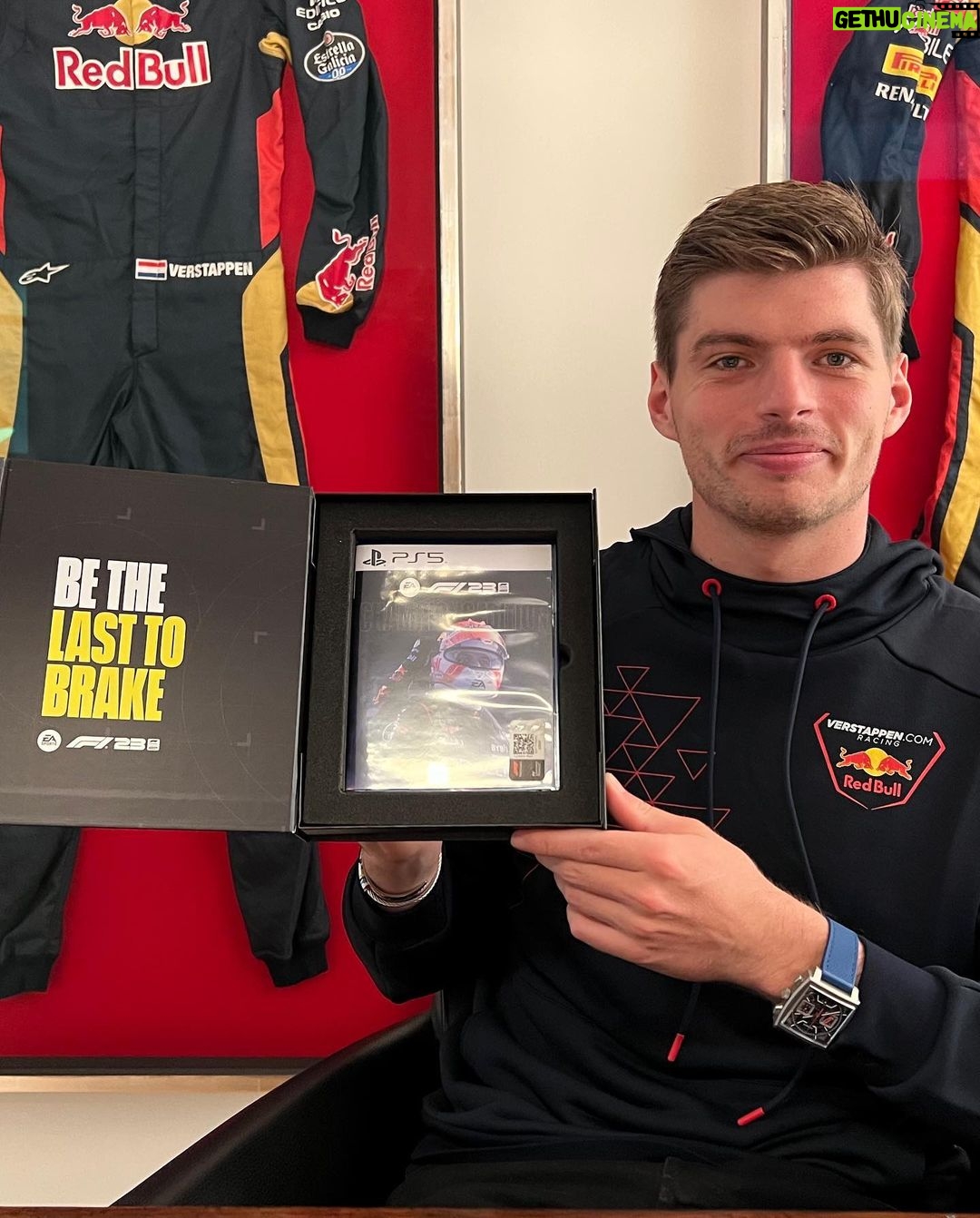 Max Verstappen Instagram - 𝐅𝟏 𝟐𝟑 𝐂𝐇𝐀𝐌𝐏𝐈𝐎𝐍𝐒 𝐄𝐃𝐈𝐓𝐈𝐎𝐍 𝐆𝐈𝐕𝐄𝐀𝐖𝐀𝐘! 🎮🤩 In collaboration with @easportsf1, Max has created 50 unique hard case copies of the Champions Edition 👏 WIN 1 of 50 👉 #F123 𝘾𝙝𝙖𝙢𝙥𝙞𝙤𝙣𝙨 𝙀𝙙𝙞𝙩𝙞𝙤𝙣 - Hard Cases 🎁 The limited edition hard case is available worldwide only by participating in the raffle 🌍 All you have to do: • Participate via the link in bio! 👉🔗