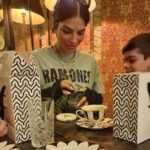 Maxi Iglesias Instagram - Visitas especiales 💫 Cuando el A team viene a Madrid y siempre pasan rápido los días. Siempre se necesitan más horas..más comidas. Mucho que hablar. Mucho que escuchar. Mucho para estar. Os quiero Marrero Espinoza