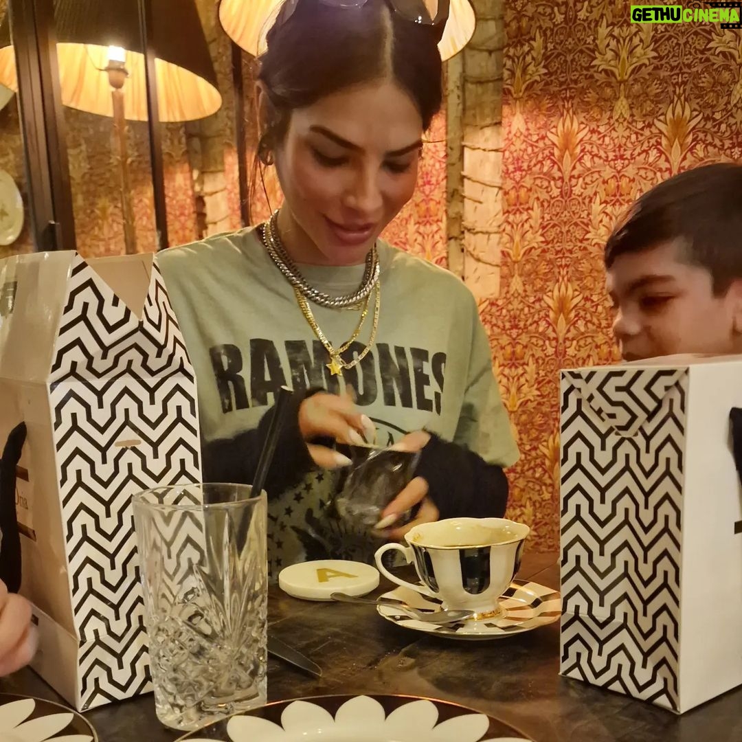 Maxi Iglesias Instagram - Visitas especiales 💫 Cuando el A team viene a Madrid y siempre pasan rápido los dÃas. Siempre se necesitan más horas..más comidas. Mucho que hablar. Mucho que escuchar. Mucho para estar. Os quiero Marrero Espinoza