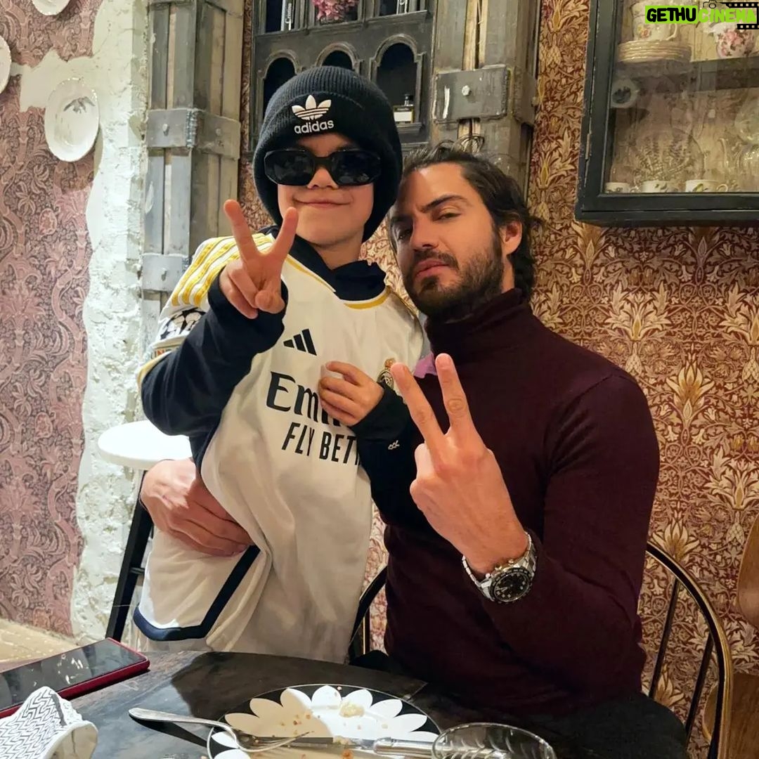 Maxi Iglesias Instagram - Visitas especiales 💫 Cuando el A team viene a Madrid y siempre pasan rápido los dÃas. Siempre se necesitan más horas..más comidas. Mucho que hablar. Mucho que escuchar. Mucho para estar. Os quiero Marrero Espinoza