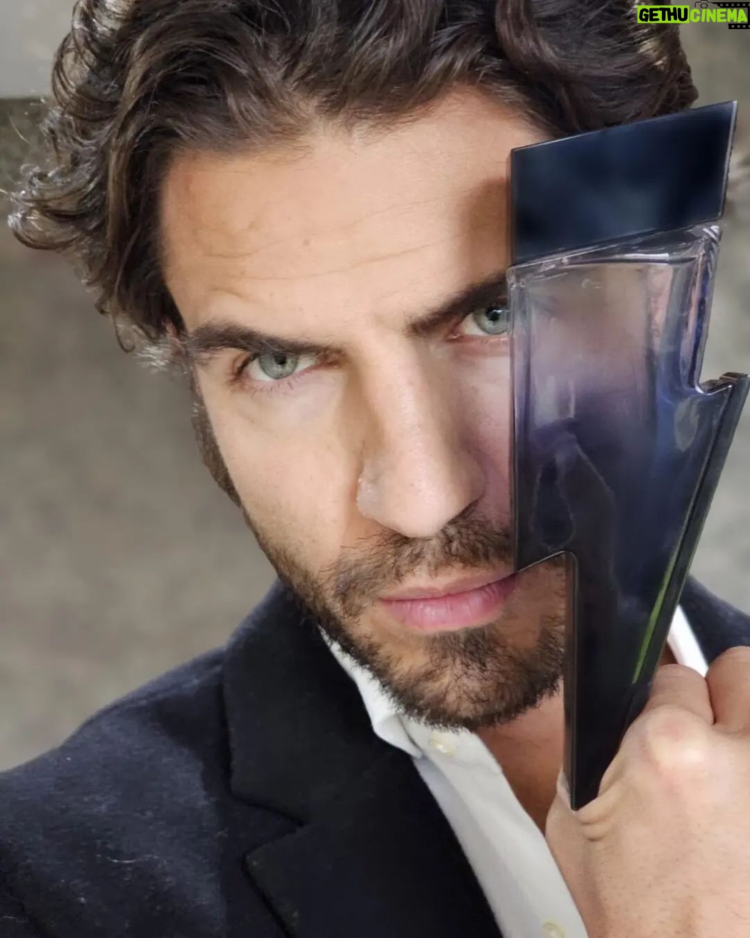Maxi Iglesias Instagram - Buscando siempre diferentes puntos de vista.. De cerca o de lejos, #BadBoyCarolinaHerrera @carolinaherrera #ad