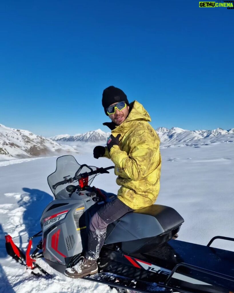 Maxi Iglesias Instagram - Por si me llaman para el último capítulo de True Detective. Con o sin moto, andar en nieve. Hacer el angel. Esas cosas