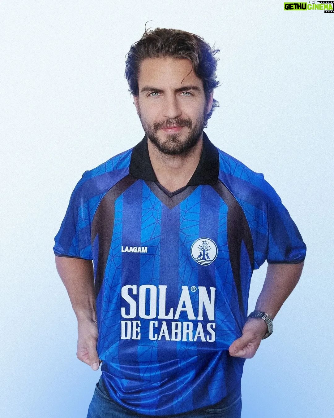 Maxi Iglesias Instagram - He "fichado" con @solandecabras , nueva agua oficial de @laliga que han creado esta camiseta junto a @laagam______ Refleja la sinergia " fashion-meets-football" y ya con ella puesta, a la calle! #ad