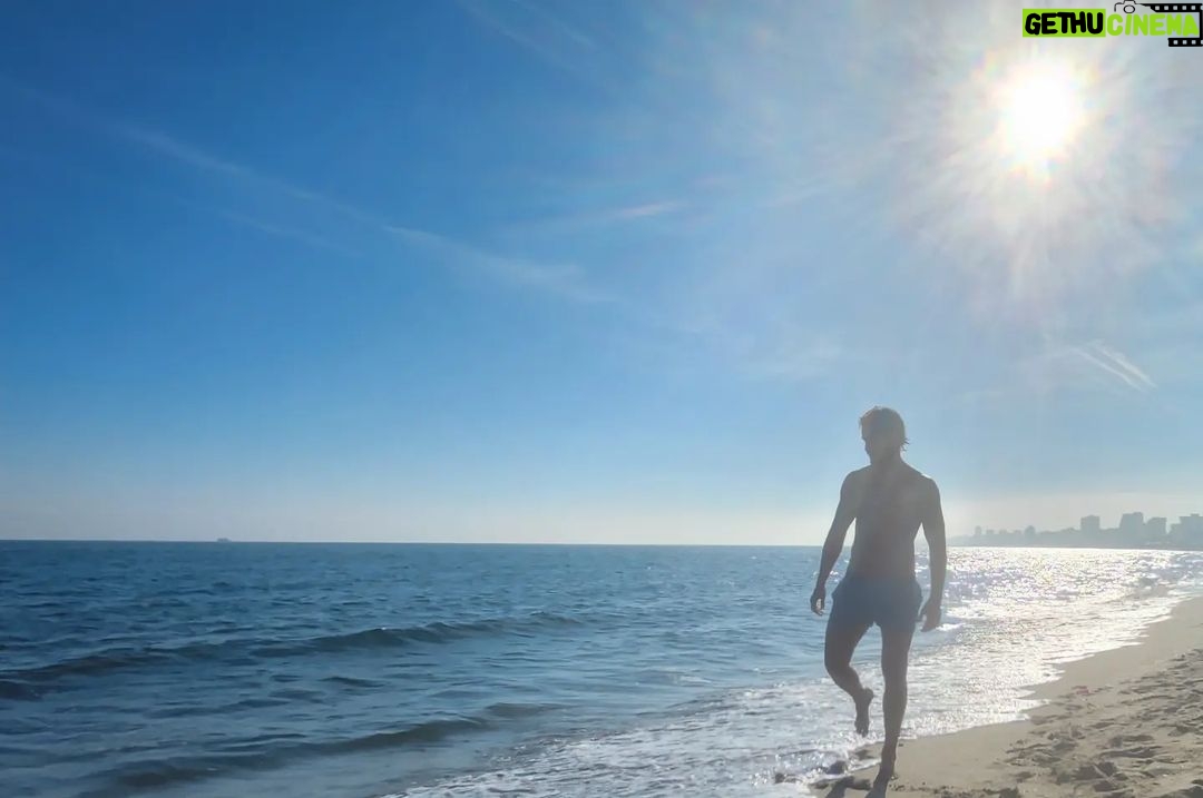 Maxi Iglesias Instagram - Si estoy cerca del mar, no puedo no bañarme