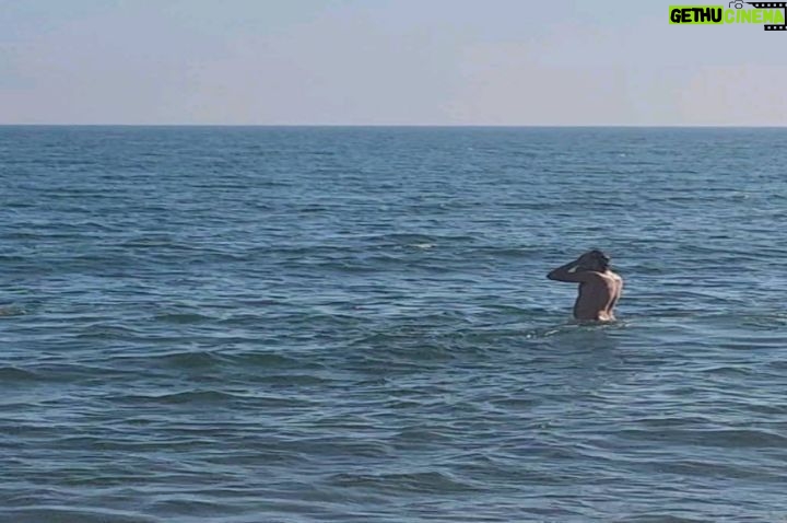 Maxi Iglesias Instagram - Si estoy cerca del mar, no puedo no bañarme