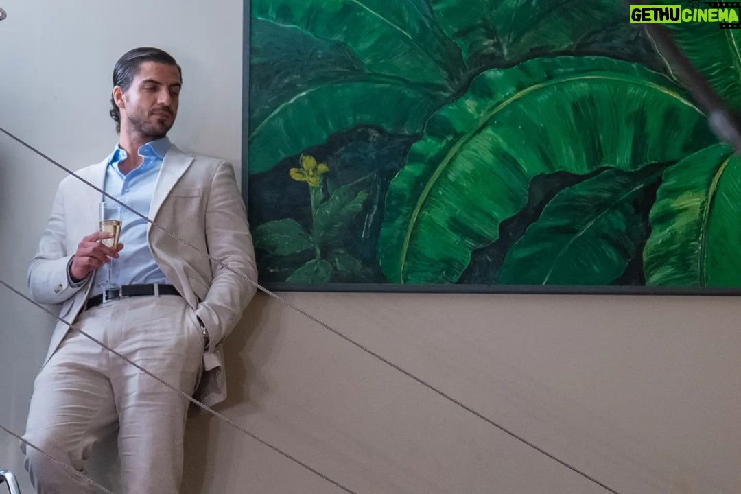 Maxi Iglesias Instagram - Para celebrar que "Los Artistas" sigue en el 2 de lo más visto de Amazon @primevideoes desde su estreno hace ya dos semanas.. Yago se toma una copa, dos, o diez; Como todos los episodios que tiene la temporada .🤍 Qué bien me lo pasé haciendo de él, desde el principio sin tener idea de donde se mete, hasta el final, según les van saliendo las cosas y adentrándose en un lio cada vez mayor 💥 Jugando a la comedia, que nunca había hecho antes y con diferentes personajes dentro del mismo personaje. Un placer compartir aprendizaje, viaje y rodaje con mis compañeros. Mención especial a mi partner in crime @ximenalaromo tan profesional que incluso en ensayos sin cámara, antes de la toma, ya sujetabamos la copa sin que la tuviéramos (📸7 y 8) Un verdadero placer #serielosartistas🎬 Chin chin