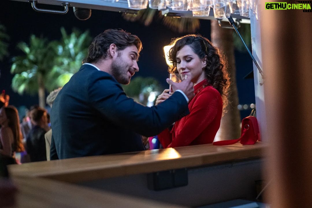 Maxi Iglesias Instagram - Para celebrar que "Los Artistas" sigue en el 2 de lo más visto de Amazon @primevideoes desde su estreno hace ya dos semanas.. Yago se toma una copa, dos, o diez; Como todos los episodios que tiene la temporada .🤍 Qué bien me lo pasé haciendo de él, desde el principio sin tener idea de donde se mete, hasta el final, según les van saliendo las cosas y adentrándose en un lio cada vez mayor 💥 Jugando a la comedia, que nunca había hecho antes y con diferentes personajes dentro del mismo personaje. Un placer compartir aprendizaje, viaje y rodaje con mis compañeros. Mención especial a mi partner in crime @ximenalaromo tan profesional que incluso en ensayos sin cámara, antes de la toma, ya sujetabamos la copa sin que la tuviéramos (📸7 y 8) Un verdadero placer #serielosartistas🎬 Chin chin