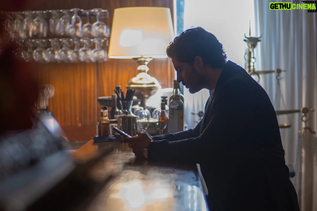 Maxi Iglesias Instagram - Para celebrar que "Los Artistas" sigue en el 2 de lo más visto de Amazon @primevideoes desde su estreno hace ya dos semanas.. Yago se toma una copa, dos, o diez; Como todos los episodios que tiene la temporada .🤍 Qué bien me lo pasé haciendo de él, desde el principio sin tener idea de donde se mete, hasta el final, según les van saliendo las cosas y adentrándose en un lio cada vez mayor 💥 Jugando a la comedia, que nunca había hecho antes y con diferentes personajes dentro del mismo personaje. Un placer compartir aprendizaje, viaje y rodaje con mis compañeros. Mención especial a mi partner in crime @ximenalaromo tan profesional que incluso en ensayos sin cámara, antes de la toma, ya sujetabamos la copa sin que la tuviéramos (📸7 y 8) Un verdadero placer #serielosartistas🎬 Chin chin