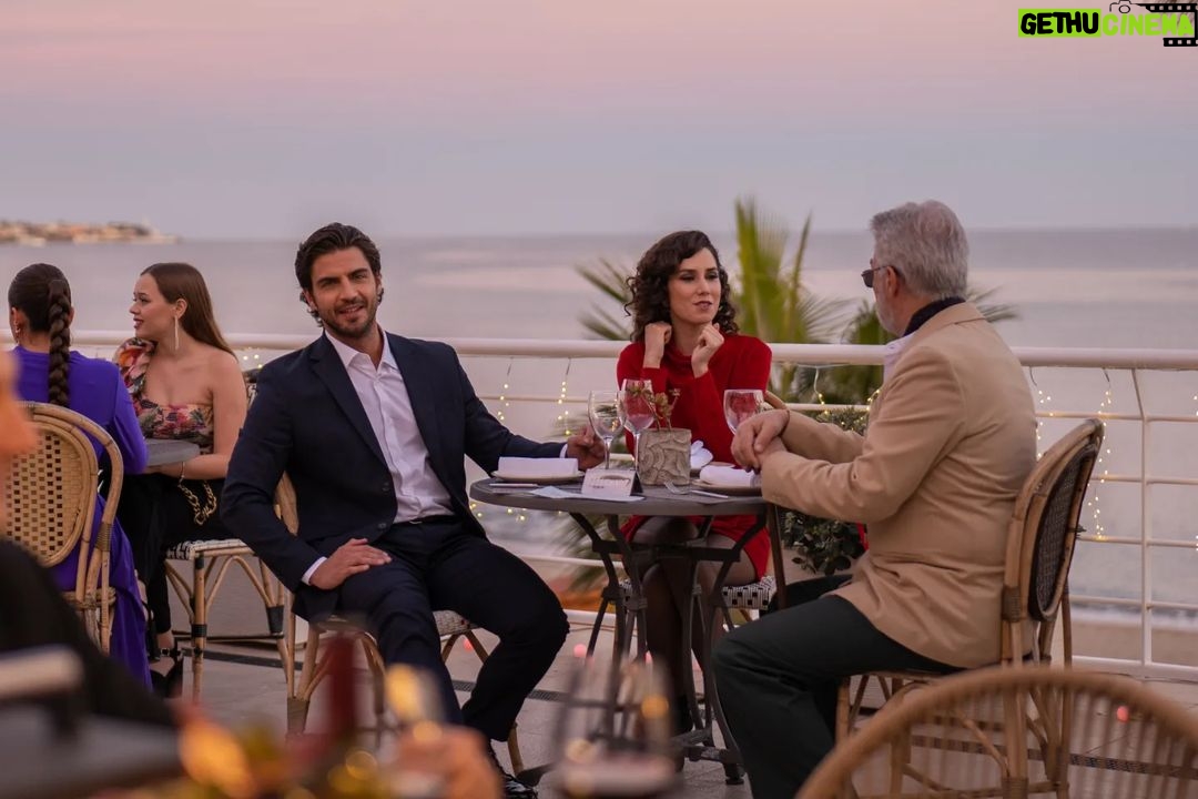 Maxi Iglesias Instagram - Para celebrar que "Los Artistas" sigue en el 2 de lo más visto de Amazon @primevideoes desde su estreno hace ya dos semanas.. Yago se toma una copa, dos, o diez; Como todos los episodios que tiene la temporada .🤍 Qué bien me lo pasé haciendo de él, desde el principio sin tener idea de donde se mete, hasta el final, según les van saliendo las cosas y adentrándose en un lio cada vez mayor 💥 Jugando a la comedia, que nunca había hecho antes y con diferentes personajes dentro del mismo personaje. Un placer compartir aprendizaje, viaje y rodaje con mis compañeros. Mención especial a mi partner in crime @ximenalaromo tan profesional que incluso en ensayos sin cámara, antes de la toma, ya sujetabamos la copa sin que la tuviéramos (📸7 y 8) Un verdadero placer #serielosartistas🎬 Chin chin