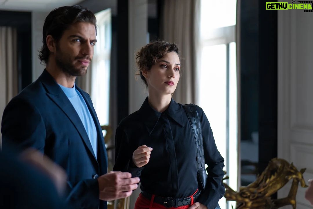 Maxi Iglesias Instagram - Para celebrar que "Los Artistas" sigue en el 2 de lo más visto de Amazon @primevideoes desde su estreno hace ya dos semanas.. Yago se toma una copa, dos, o diez; Como todos los episodios que tiene la temporada .🤍 Qué bien me lo pasé haciendo de él, desde el principio sin tener idea de donde se mete, hasta el final, según les van saliendo las cosas y adentrándose en un lio cada vez mayor 💥 Jugando a la comedia, que nunca había hecho antes y con diferentes personajes dentro del mismo personaje. Un placer compartir aprendizaje, viaje y rodaje con mis compañeros. Mención especial a mi partner in crime @ximenalaromo tan profesional que incluso en ensayos sin cámara, antes de la toma, ya sujetabamos la copa sin que la tuviéramos (📸7 y 8) Un verdadero placer #serielosartistas🎬 Chin chin