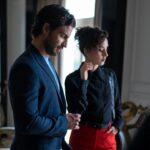 Maxi Iglesias Instagram - Para celebrar que "Los Artistas" sigue en el 2 de lo más visto de Amazon @primevideoes desde su estreno hace ya dos semanas.. Yago se toma una copa, dos, o diez; Como todos los episodios que tiene la temporada .🤍 Qué bien me lo pasé haciendo de él, desde el principio sin tener idea de donde se mete, hasta el final, según les van saliendo las cosas y adentrándose en un lio cada vez mayor 💥 Jugando a la comedia, que nunca había hecho antes y con diferentes personajes dentro del mismo personaje. Un placer compartir aprendizaje, viaje y rodaje con mis compañeros. Mención especial a mi partner in crime @ximenalaromo tan profesional que incluso en ensayos sin cámara, antes de la toma, ya sujetabamos la copa sin que la tuviéramos (📸7 y 8) Un verdadero placer #serielosartistas🎬 Chin chin