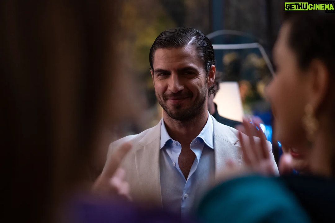 Maxi Iglesias Instagram - Para celebrar que "Los Artistas" sigue en el 2 de lo más visto de Amazon @primevideoes desde su estreno hace ya dos semanas.. Yago se toma una copa, dos, o diez; Como todos los episodios que tiene la temporada .🤍 Qué bien me lo pasé haciendo de él, desde el principio sin tener idea de donde se mete, hasta el final, según les van saliendo las cosas y adentrándose en un lio cada vez mayor 💥 Jugando a la comedia, que nunca había hecho antes y con diferentes personajes dentro del mismo personaje. Un placer compartir aprendizaje, viaje y rodaje con mis compañeros. Mención especial a mi partner in crime @ximenalaromo tan profesional que incluso en ensayos sin cámara, antes de la toma, ya sujetabamos la copa sin que la tuviéramos (📸7 y 8) Un verdadero placer #serielosartistas🎬 Chin chin