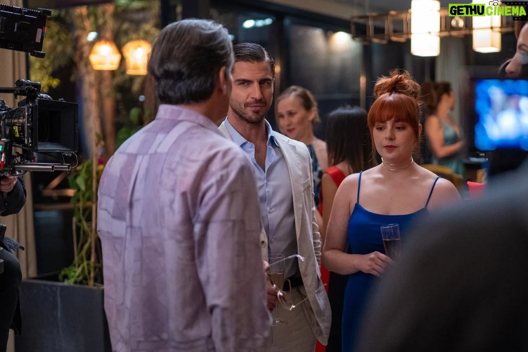 Maxi Iglesias Instagram - Para celebrar que "Los Artistas" sigue en el 2 de lo más visto de Amazon @primevideoes desde su estreno hace ya dos semanas.. Yago se toma una copa, dos, o diez; Como todos los episodios que tiene la temporada .🤍 Qué bien me lo pasé haciendo de él, desde el principio sin tener idea de donde se mete, hasta el final, según les van saliendo las cosas y adentrándose en un lio cada vez mayor 💥 Jugando a la comedia, que nunca había hecho antes y con diferentes personajes dentro del mismo personaje. Un placer compartir aprendizaje, viaje y rodaje con mis compañeros. Mención especial a mi partner in crime @ximenalaromo tan profesional que incluso en ensayos sin cámara, antes de la toma, ya sujetabamos la copa sin que la tuviéramos (📸7 y 8) Un verdadero placer #serielosartistas🎬 Chin chin