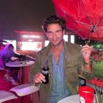 Maxi Iglesias Instagram - "...me da igual si llueve o nieva..." Disfrutando del Coca-cola Music Experience y uno de mis grupos favoritos 🤟🏽 Thankss @cocacola_esp #CCME #CokeStudio #publi Caja Mágica