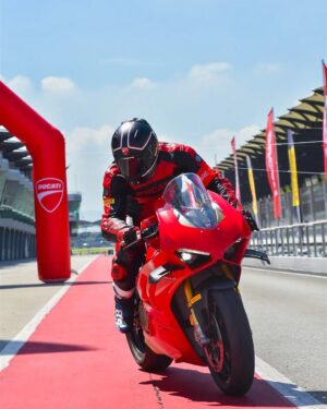 Maxi Iglesias Instagram - Por ahí viene finde de motos en Barcelona

📸 De cuando hicimos el DRE en Malaysia