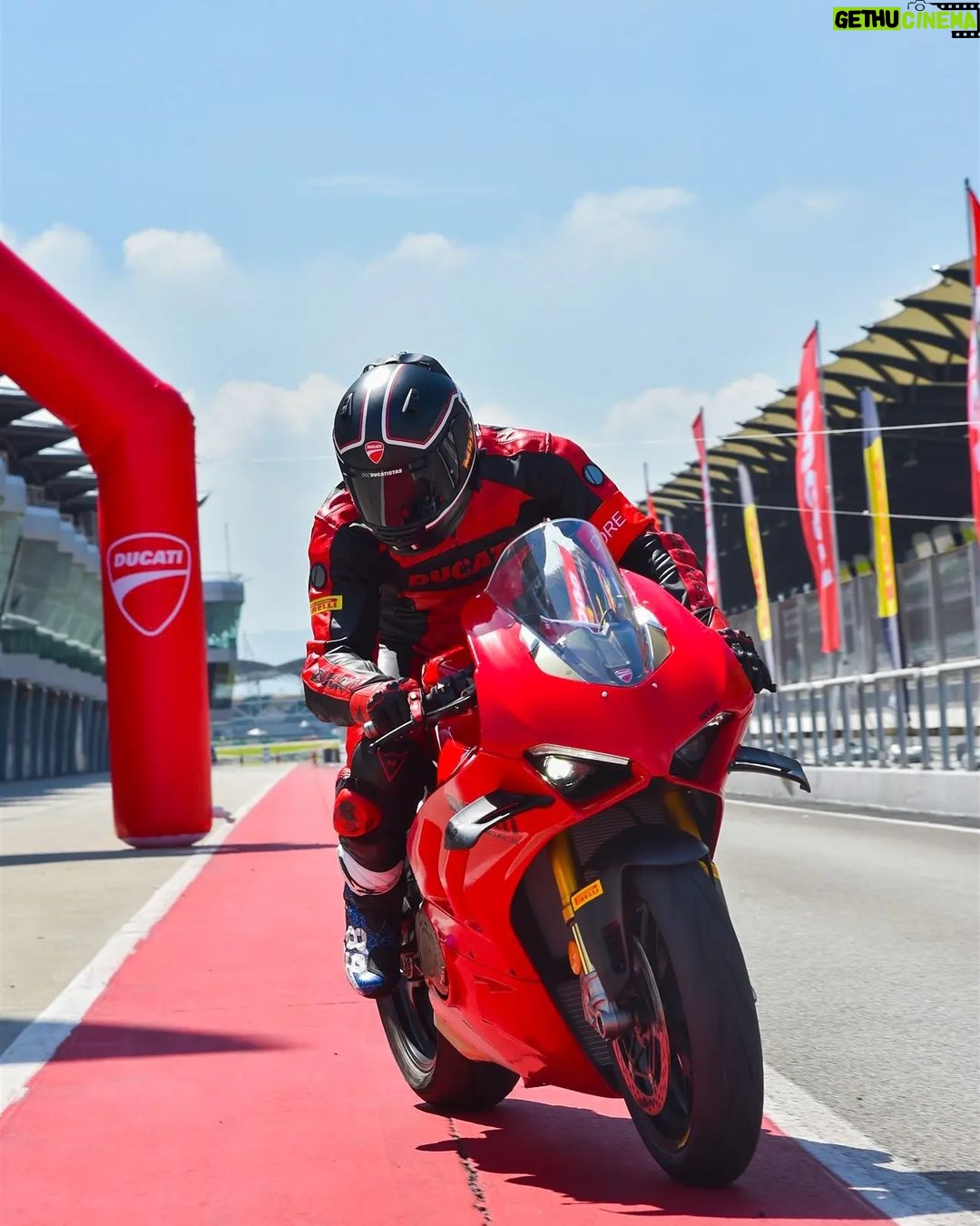Maxi Iglesias - 126.9K Likes - Por ahí viene finde de motos en Barcelona
📸 De cuando hicimos el DRE en Malaysia