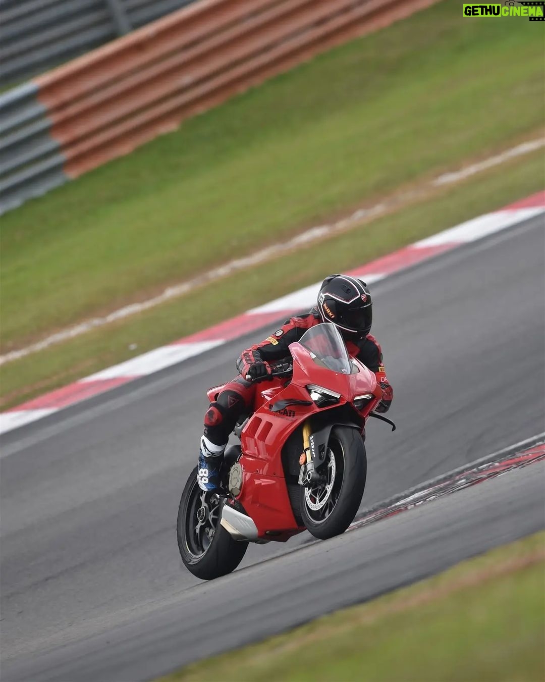 Maxi Iglesias - 126.9K Likes - Por ahí viene finde de motos en Barcelona
📸 De cuando hicimos el DRE en Malaysia