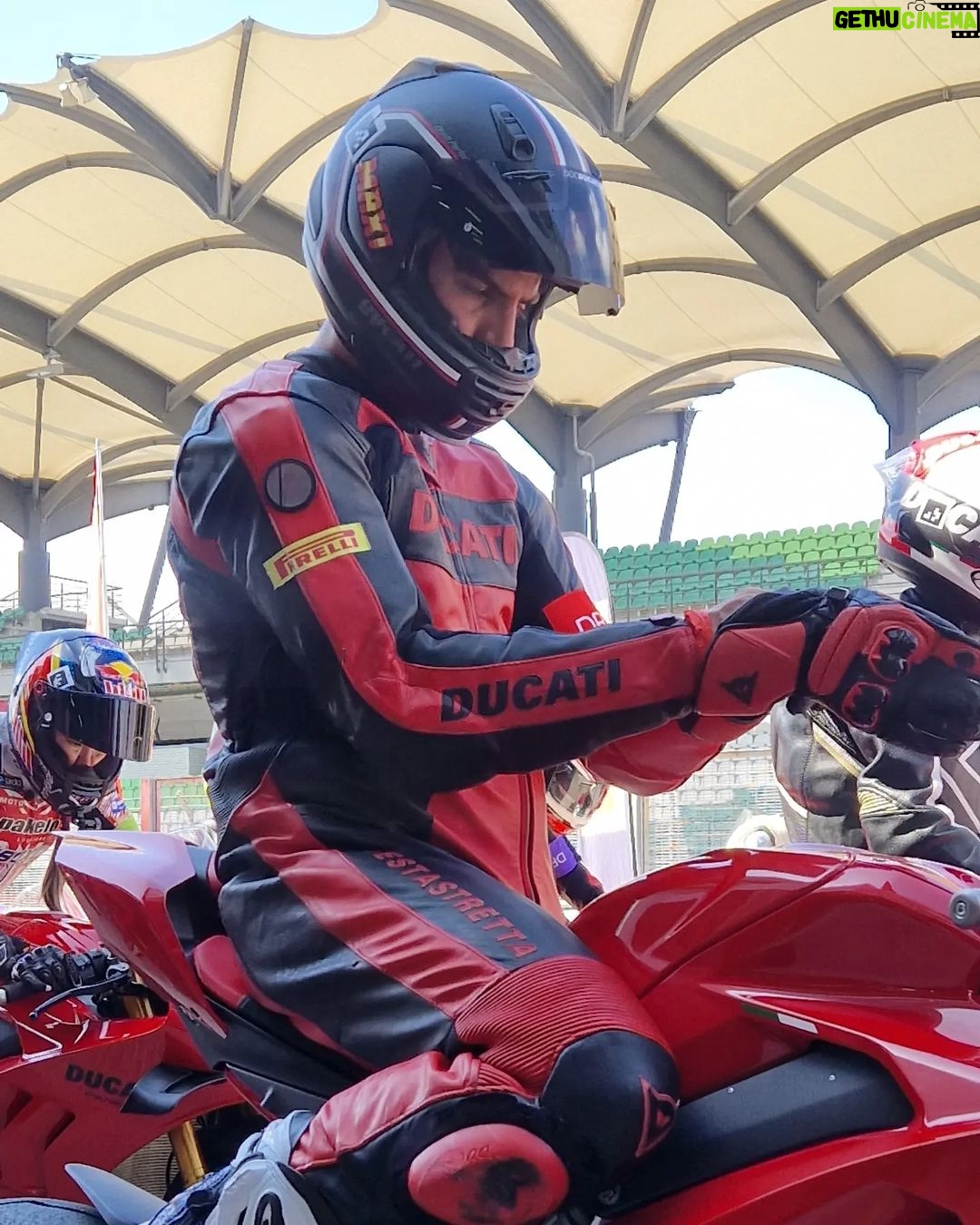 Maxi Iglesias - 126.9K Likes - Por ahí viene finde de motos en Barcelona
📸 De cuando hicimos el DRE en Malaysia