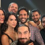Maxi Iglesias Instagram - “La buena onda” desde que vinimos aquí hace hace años por primera vez, sigue estando.. Lo que une, junta, Lo que aparece , lo que se mantiene Los que se entienden Lo que fortalece algo, evidencia lo que va sobrando.. Lo que se disfruta, lo que realmente es necesario.. Ver el sol caer, comer y beber, sentados, de pie. Enseguida oro en el horizonte, otro amanecer Siempre hay algo en lo que creer. Tarifa