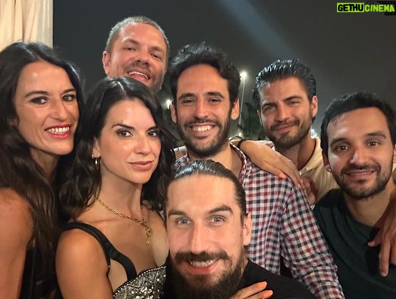 Maxi Iglesias Instagram - “La buena onda” desde que vinimos aquí hace hace años por primera vez, sigue estando.. Lo que une, junta, Lo que aparece , lo que se mantiene Los que se entienden Lo que fortalece algo, evidencia lo que va sobrando.. Lo que se disfruta, lo que realmente es necesario.. Ver el sol caer, comer y beber, sentados, de pie. Enseguida oro en el horizonte, otro amanecer Siempre hay algo en lo que creer. Tarifa
