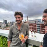 Maxi Iglesias Instagram - Verano y sus atardeceres, @royalbliss_es y sus placeres..🍹 Tardes de tardeo con @livetheroof = buen plan #RoyalBliss #eltardeosabearoyalbliss #publi Barcelona City