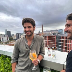 Maxi Iglesias Instagram - Verano y sus atardeceres, 
@royalbliss_es y sus placeres..🍹

Tardes de tardeo con @livetheroof = buen plan

#RoyalBliss #eltardeosabearoyalbliss
#publi
