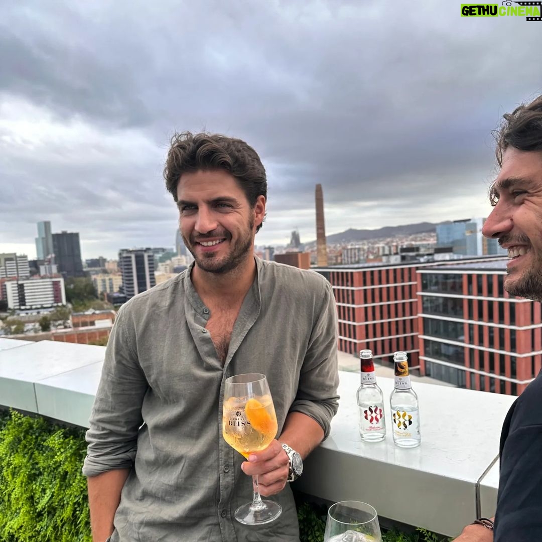 Maxi Iglesias - 159.3K Likes - Verano y sus atardeceres,
@royalbliss_es y sus placeres..🍹
Tardes de tardeo con @livetheroof = buen plan
#RoyalBliss #eltardeosabearoyalbliss
#publi