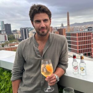 Maxi Iglesias Instagram - Verano y sus atardeceres, 
@royalbliss_es y sus placeres..🍹

Tardes de tardeo con @livetheroof = buen plan

#RoyalBliss #eltardeosabearoyalbliss
#publi