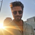 Maxi Iglesias Instagram - Atardeceres que iluminan Cómo una sonrisa a la salida del metro. Un abrazo entre familiares, una comida de colores, de preguntas, respondidas con curiosidad y simpatía . Compañeras que (se) miman..personas atentas.. brillan en el pasillo más oscuro, son espejo de la luz clara que atraviesa unas celosías. Soles que salen a cualquier hora del día