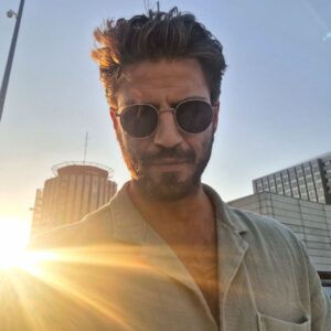 Maxi Iglesias Instagram - Atardeceres que iluminan 

Cómo una sonrisa a la salida del metro.
Un abrazo entre familiares, una comida de colores, de preguntas, respondidas con curiosidad y simpatía .
Compañeras que (se) miman..personas atentas.. 
brillan en el pasillo más oscuro, son espejo de la luz clara que atraviesa unas celosías.

 Soles que salen a cualquier hora del día