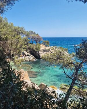 Maxi Iglesias Instagram - De esos findes para recordar.. 
Costa Brava y su esencia
Mis dos mejores amigas del cole (bueno 2,5🤰)
Atardeceres de colores en el viento
El grupo que he unido ("Team temitas")
Comer, desde la boda en Galicia..qué deleite!