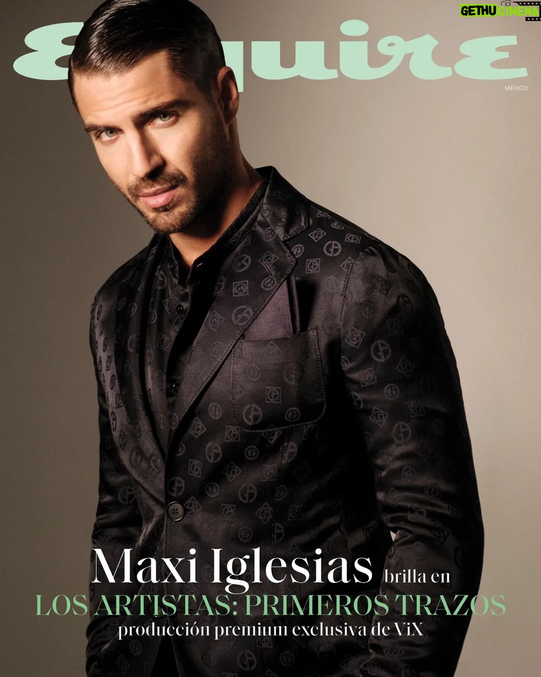 Maxi Iglesias Instagram - El actor @maxi_iglesias es el protagonista de “Los Artistas: Primeros trazos”, la nueva serie original de ViX que fue filmada en Estados Unidos y España, y que estará disponible en la plataforma de streaming a partir del viernes 7 de julio. El nuevo proyecto del madrileño, es una historia llena de suspenso, fraudes, falsificaciones y engaños que nos atrapará desde el primer capítulo. Maxi interpreta a Yago, un joven anticuario español. Disfruta de la entrevista completa y las fotografías exclusivas en nuestro sitio y en la edición impresa de Esquire. #PortadaDigital #EsquireMx #MaxiIglesias #LosArtistasViX #ViX @vix @vixoriginals Fotos: Juankr @juankr_ Estilismo: Caterina Ospina @cateoniwiki Peinado: Fernando Torrent @torrentfernando Maquillaje: Antonio Romero @antonioromeromakeup Producción: Tam Vekic @tamvekic Entrevista: Mario P. Székely @mario.szekely Director de arte: Pablo Enríquez @esedirector Director editorial: Alfonso Parra @alfonsoparra__ Asistente de estilismo: Rubén Cortés @ruwithoutpaul Asistente de producción: Victoria Prada @victoria_prada Total look, Giorgio Armani