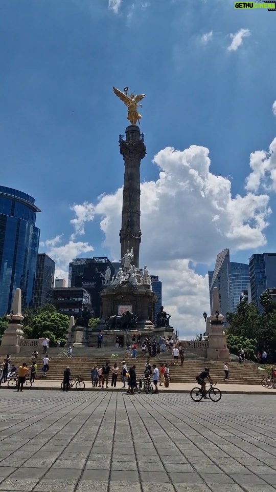 Maxi Iglesias Instagram - "...Mira a la derecha y a la izquierda del tiempo y que tu corazón aprenda a estar tranquilo..." Después de unos días intensos por CDMx con Los Artistas ♥️ me despedí de la ciudad y rincones que conocí el año pasado cuando grababa Volver A Caer.. Y con ella, única de la selección femenina y con el nombre para la ocasión 💪🏽 Gracias México Ciudad de Mexico CDMX