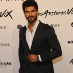 Maxi Iglesias Instagram - Cuando lo pides.. Cuando te llega. 😜 Anoche en la Premiere de #losartistasvix #serielosartistas🎬 por @vix Yago casi siempre va en traje, así que como la cosa va de primeros trazos..decidí darle unas pinceladas, mejor dicho unas "manos"..💥😛 Ciudad de Mexico CDMX