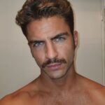 Maxi Iglesias Instagram - Típico #tbt de cuando te grabas una prueba, no te eligen pero al menos te reíste un rato frente al espejo.. ..Por seguir con la coña; Personaje e historia? Sólo respuestas incorrectas