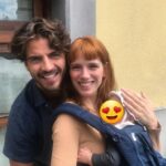 Maxi Iglesias Instagram - No he podido evitarlo.. [ Ojo spoiler ] Me encanta el debate que se ha formado alrededor del personaje de Valeria y Victor en esta 3a temporada..si hace bien en seguir adelante sin él o apostar por algo más "sano" y "msduro" o si deben terminar juntos aún así.. Después de una semana que se ha estrenado y con todos vuestros comentarios y preguntas que me han gustado mucho.. "Por qué demonios no decirle lo que de verdad siente por ella? Perderla de esa manera.. Victor con 20 si, con 30 no.. Relación toxica?" Me encanta las que sabéis que es lo correcto y también entiendo las que seguirian con Victor.. Y algo que también he leído, que depende de la edad o de según que etapas..👌🏽👌🏽 Aquellos que apelais a un final como el del 4o libro...o lo que sería esta foto.. Lo cierto es que cuando te toca actuar algo que sabes que no termina como te (os) gustaría y que vas a la contra de lo que es mejor..Me quedo con que es más reto y ha sido divertido de actuar tratando al mismo tiempo de no juzgar al personaje (de mis favoritos el capítulo 5 por cierto esas conversaciones con la gran Lola) Lanzo por aquí unas preguntas más para esos Victors que no terminan de encontrarse y esas Valerias que no terminan de soltar.. Y si ya no tienes más oportunidades para decirle a la persona que quieres, a esa persona especial, lo que sientes por ella? Lo que la necesitas? Lo que hace que la elijas cada día? Lo que te aporta? Lo que te enseña? La que te lleva de la mano y tu a ella? Necesitas enterarte que hay otra persona para reaccionar? Como Victor en el 7 y 8 reconoce? Gracias de nuevo, porque lo que hacemos lo hacemos para, no solo entretener, emocionaros, moveros..y esto creo que ha movido un poquito.. Esta foto fue durante el rodaje en agosto del año pasado, de "nosotros" sin personajes, con mi compañera y su hijo de verdad, pero justo hablábamos mucho de como sería el futuro de Victor y Valeria.. Orgulloso de mis compañeras y todo el equipo, tras una semana seguir número 1 cuando la gran mayoría escribís que la visteis entera el primer fin de semana¿ wtf?😬😳😍 Asturias España