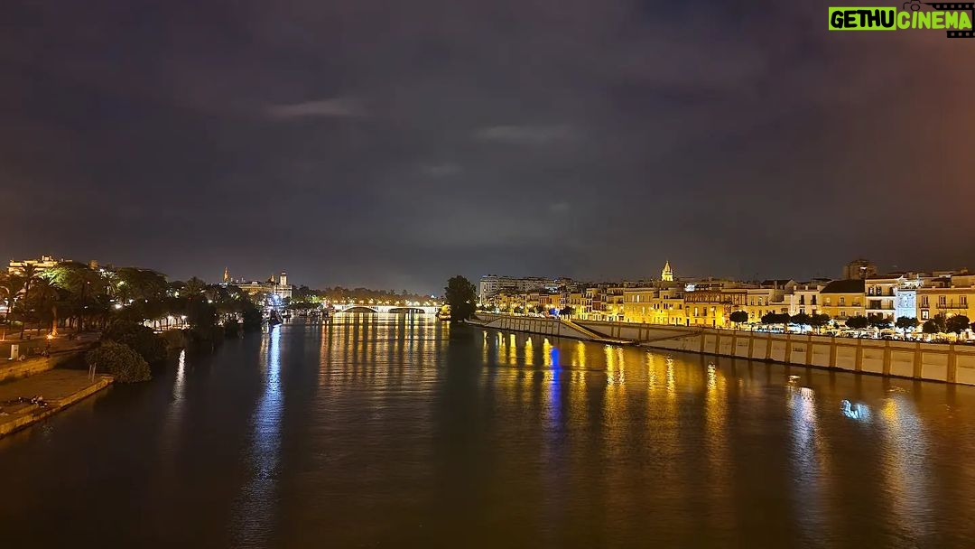 Maxi Iglesias Instagram - Un paseo. Lluvia. Recuerdos de un rodaje nocturno en Triana. Luces que iluminan por dentro.