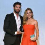 Maxi Iglesias Instagram - Anoche fue un placer entregar el premio @elle_spain de Conciencia Eco a @elsapataky En mi opinión, estos premios no tendrían que celebrarse, o al menos no como algo excepcional, estos premios deberían darse cada mes, o cada semana incluso.. Y no como "premio" sino como un deber, con nosotros mismos y para el mundo. Me pareció que cada una de las personas premiadas tuvo un discurso realmente interesante. De esos que te apetece charlar con ellos (o sencillamente escucharles ) durante horas. La difusión necesaria, las buenas noticias también, porque hay mucha gente que se lo está currando 💪🏽 Compromiso con nuestro planeta y sus recursos en cada uno de sus ámbitos . Diferentes escalas o movimientos. Desde lo local, a lo global. Vaya repartazo de gente con ideas, proactivodad e iniciativas para sumar ( por no decir, seguir restando ) a esta nuestra tirrra 💚 y océanos 💙 Es fácil decirlo. Sí. La clave está en (aiqnue sea y cada uno como pueda ) los gestos, desde los más pequeños hasta en la medida de las opciones , los grandes. Gracias y a seguir haciendo ECO ruido. Conciencia sostenible. Mentalidad responsable con las "R" Reutilizar Reciclar Renovables.. Y de nuevo, que sirvan estos eventos y saraos para remover lo que podemos hacer cada uno a nuestra manera y posibilidades 👣🌎 Planeta Tierra