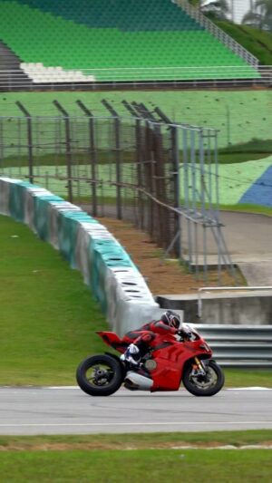 Maxi Iglesias Instagram - Cómo no te vas a sentir piloto pro así?

La semana pasada pude disfrutar de unos primeros "trazos" más serios en circuito de la mano de @ducati_asiapacific y su #dreracetrackacademy en #dresepang2023 

Primera tanda muy intensa con la V4 en uno de los circuitos más rápidos del mundo sin conocerlo, así para empezar.. 

Entre las clases magistrales de @carlos_serrano111 instructor del Dre e ingeniero que "algo" sabe de esto..😎..
 Empezando con el simulador , tanda tras tanda terminé bajando unos cuantos segundos desde la primera vuelta..(cabe decir que con ese inicio mejorar es fácil 😂)

Mucho respeto y concentración pero peligrosamente cómodo con una bestia como la Panigale mirándote de frente con esos ojos y ese rugir pidiéndole a uno más..
 
La primera iba sudando de presión, haciéndome un pco a todo, con el grupo de Pros que me metieron 😅😬😬 la última el sudor ya fue de auténtico disfrute y por la humedad malaya..

Gracias al equipazo internacional de @ducati 
Compañeros de lujo como Carlos y su pasión, didáctica, generosa y de admirar, @josito_ap cerebro y culpable por hacerlo posible y resto del spanish team @panigalers @emilio_zamora @jorgelopezfont (y su 🎥)

De las experiencias que no se olvidan ♥️