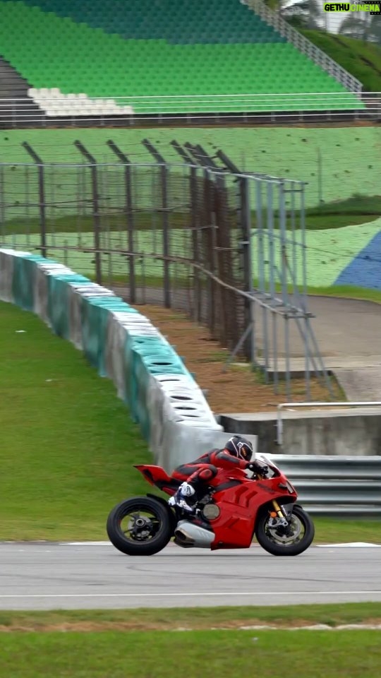 Maxi Iglesias - 127.8K Likes - Cómo no te vas a sentir piloto pro así?
La semana pasada pude disfrutar de unos primeros "trazos" más serios en circuito de la mano de @ducati_asiapacific y su #dreracetrackacademy en #dresepang2023
Primera tanda muy intensa con la V4 en uno de los circuitos más rápidos del mundo sin conocerlo, así para empezar..
Entre las clases magistrales de @carlos_serrano111 instructor del Dre e ingeniero que "algo" sabe de esto..😎..
Empezando con el simulador , tanda tras tanda terminé bajando unos cuantos segundos desde la primera vuelta..(cabe decir que con ese inicio mejorar es fácil 😂)
Mucho respeto y concentración pero peligrosamente cómodo con una bestia como la Panigale mirándote de frente con esos ojos y ese rugir pidiéndole a uno más..
La primera iba sudando de presión, haciéndome un pco a todo, con el grupo de Pros que me metieron 😅😬😬 la última el sudor ya fue de auténtico disfrute y por la humedad malaya..
Gracias al equipazo internacional de @ducati
Compañeros de lujo como Carlos y su pasión, didáctica, generosa y de admirar, @josito_ap cerebro y culpable por hacerlo posible y resto del spanish team @panigalers @emilio_zamora @jorgelopezfont (y su 🎥)
De las experiencias que no se olvidan ♥️