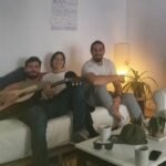 Maxi Iglesias Instagram - Tardes en casa de Pat.. Luz bonita. Caliu. Cozzy. A gustico' Una buena charla. Café. Preguntas. Acordes de guitarra Barcelona