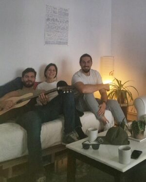 Maxi Iglesias Instagram - Tardes en casa de Pat..
Luz bonita. Caliu. Cozzy. A gustico'

Una buena charla. Café. Preguntas. Acordes de guitarra