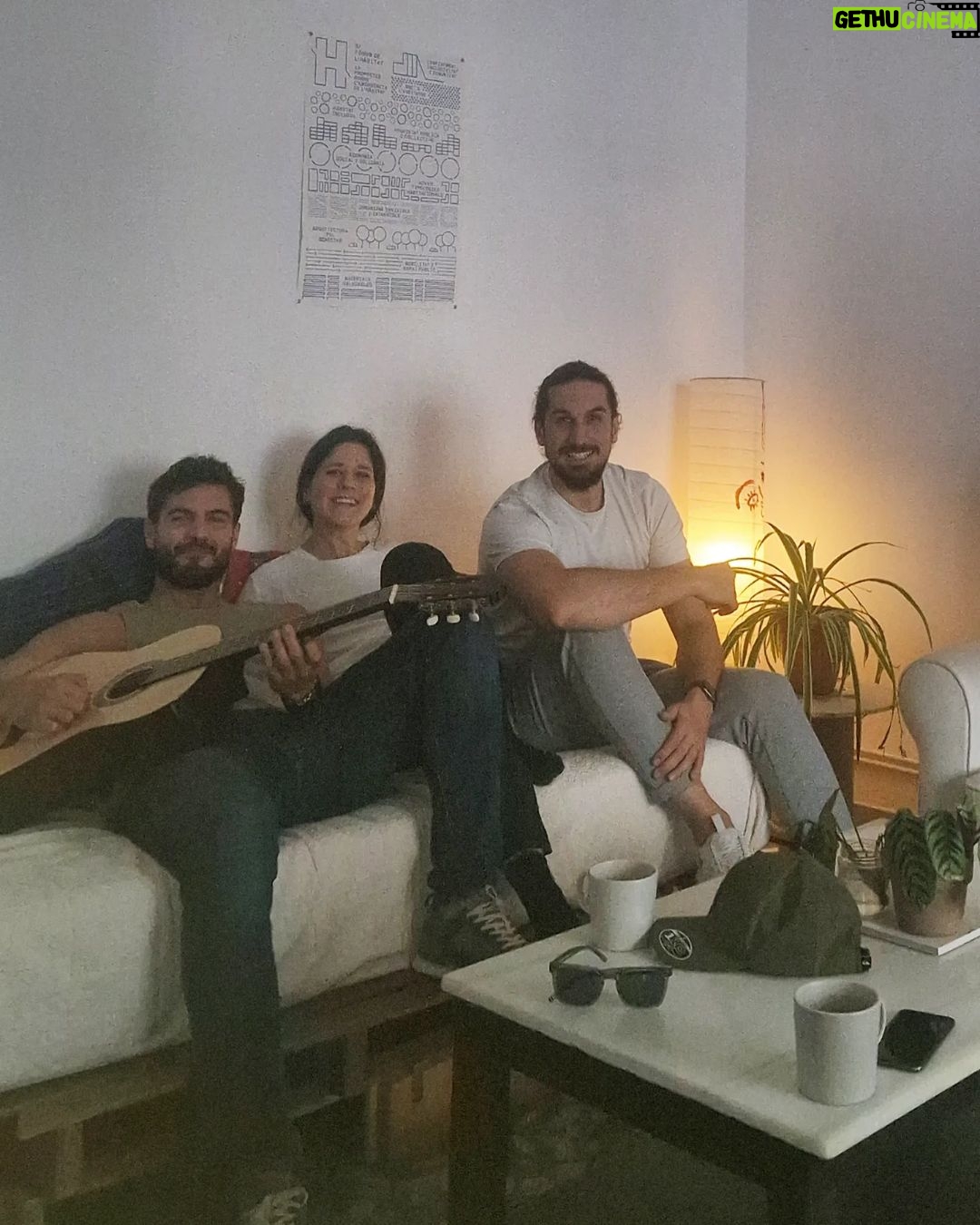 Maxi Iglesias - 81.7K Likes - Tardes en casa de Pat..
Luz bonita. Caliu. Cozzy. A gustico'
Una buena charla. Café. Preguntas. Acordes de guitarra