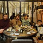 Maxi Iglesias Instagram - Visitas especiales 💫 Cuando el A team viene a Madrid y siempre pasan rápido los días. Siempre se necesitan más horas..más comidas. Mucho que hablar. Mucho que escuchar. Mucho para estar. Os quiero Marrero Espinoza