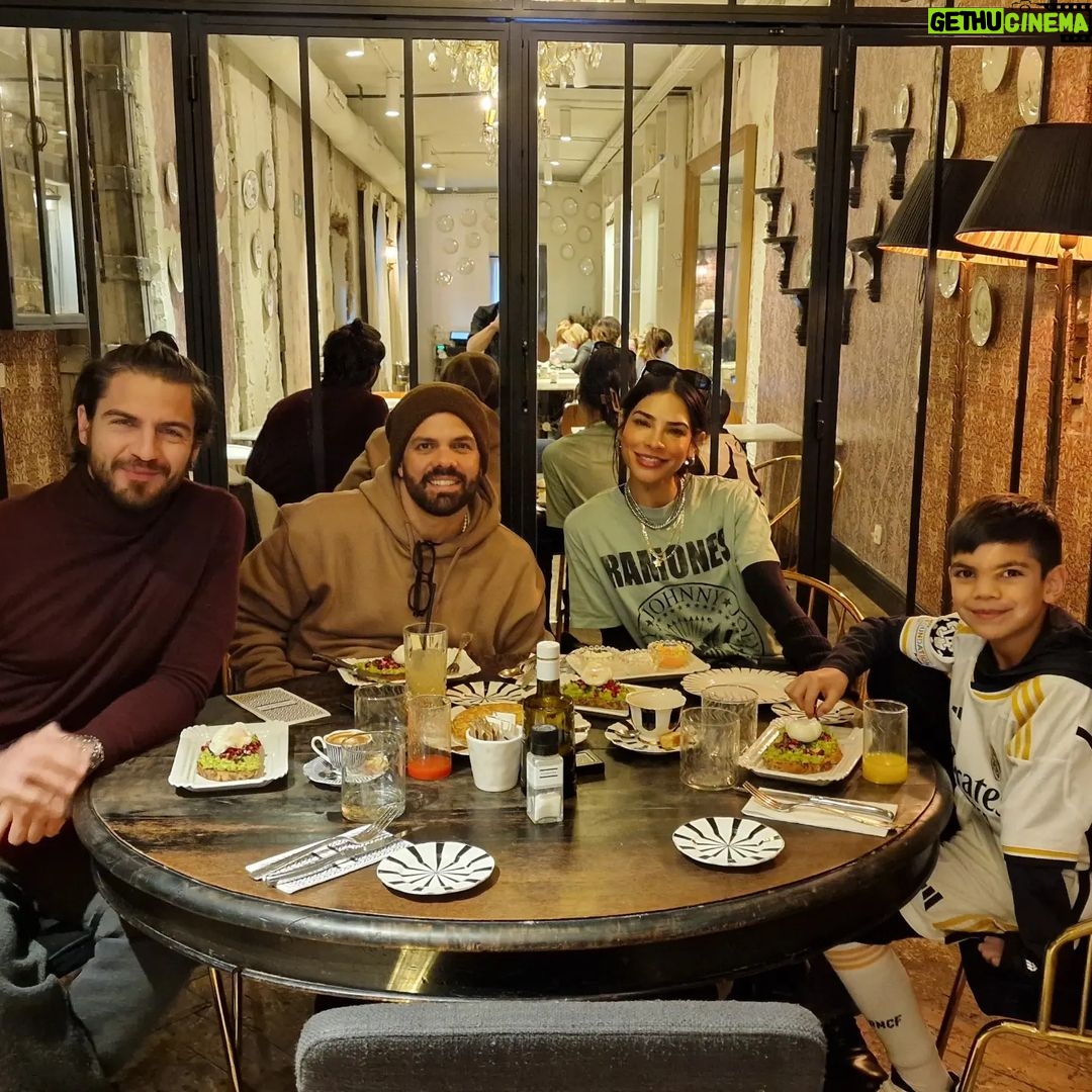Maxi Iglesias Instagram - Visitas especiales 💫 Cuando el A team viene a Madrid y siempre pasan rápido los dÃas. Siempre se necesitan más horas..más comidas. Mucho que hablar. Mucho que escuchar. Mucho para estar. Os quiero Marrero Espinoza