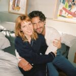 Maxi Iglesias Instagram - Ya disponible en vuestras camas.. Digo, en vuestras pantallas.. Valeria 3a temporada en @netflix Hay mucho Víctor ahí fuera..más guapos, menos guapos, más seguros o menos...con o sin traje y alrededor de los 30.. Este, el de @betacoqueta es arquitecto. Una versión muy concreta, que tratando de generalizar y al mismo tiempo no, por acotación de la constructora, delineada en guion con propósitos de vivienda pública, funcional e inaccesible..que no por eso tiene que encajar para la mayoria de la sociedad.. Cual "galán" convencional, aspiraciones de chalet en barrio residencial y que por muy ensamblado que aparezca, dentro no se encuentra a si mismo ni en línea recta..las curvas le ayudan a tapar algo más que una fachada principal y una bóveda le nubla en vez de darle claridad [ mental] Gracias por vuestro apoyo y cariño. Victor, ( auqnue no lo sepa )(o no sepa decirlo) os quiere