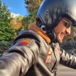 Maxi Iglesias Instagram - Vámonos que ya es viernes! De cuando salía el sol en Octubre, había que estrenar la la chaqueta de los compas, y no podía faltar la foto en la GV después de los aviones (con otro avión) En fin, que cualquier excusa es buena para un paseo 🏍
