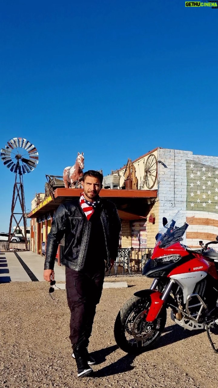 Maxi Iglesias Instagram - Los Ángeles - Sedona - Los Ángeles Unas 1500 millas de viaje en moto, escuchando el silencio del desierto, el rugir de la V4 y Country a cada esquina. . Si la vida es un viaje.. Qué te hace parar? Qué cuenta, de lo que encuentras ? A donde has de viajar para llegar a lo más próximo de ti, a lo que no depende de ningún paisaje ? Qué camino eliges tomar y donde decides frenar, donde aceleras y cómo encaras una pendiente? Si la vida es un viaje.. Sedona, Arizona
